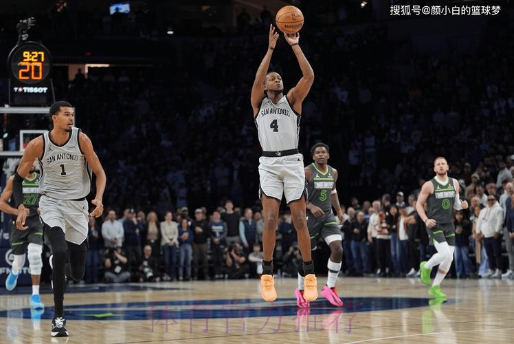 马刺连丢绝杀被逆转19分！三后卫35中8+10失误背锅 文班低头沮丧